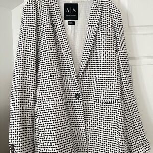 Light suit from ARMANI EXCHANGE in black and white